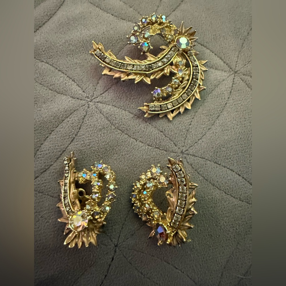 Vintage Signed HAR Gold Tone Rhinestone Floral Brooch Clip On Earrings SET